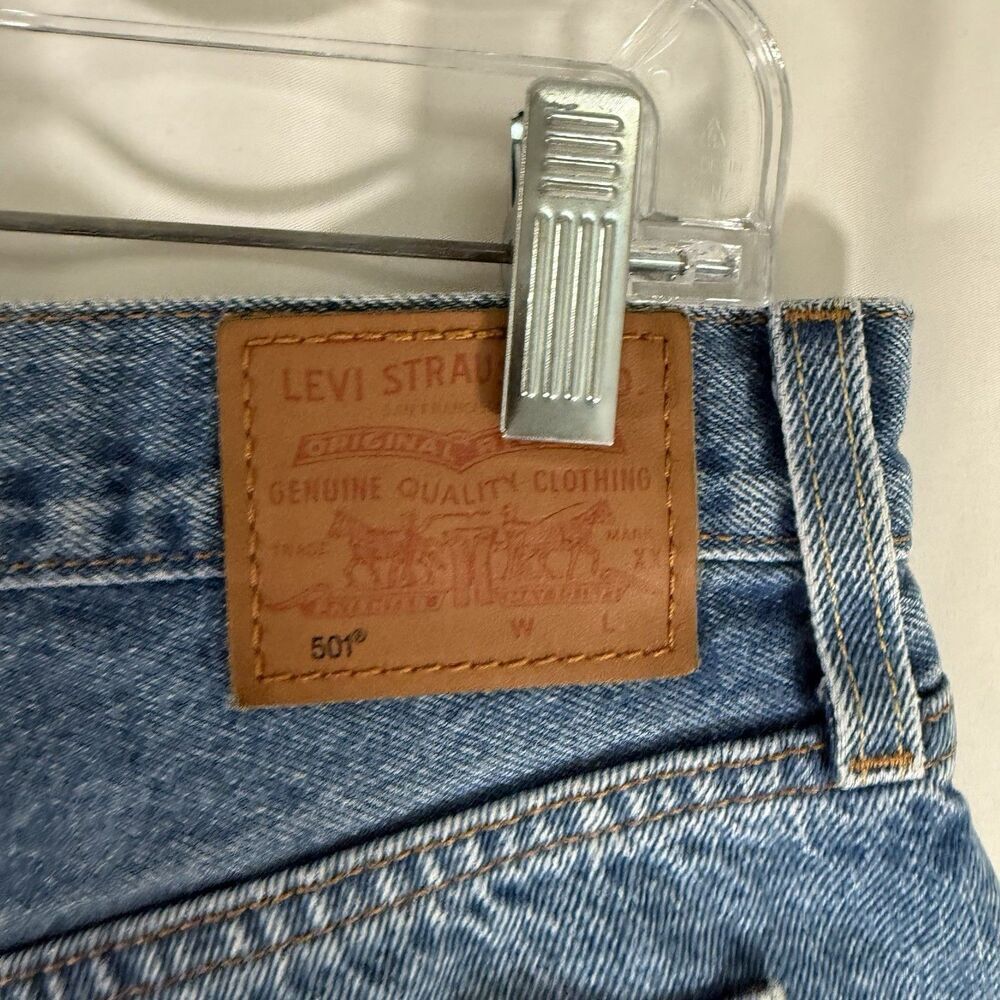 Levis 501 Button Fly Shorts Womens 31 Medium Wash Blue Denim Cut Off 100% Cotton - Picture 4 of 8